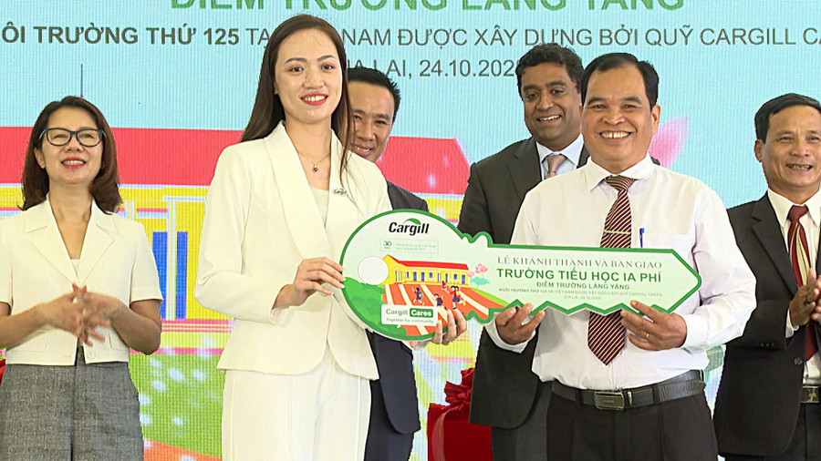 dai-dien-quy-cargill-cares-trao-chia-khoa-ban-giao-cong-trinh-diem-truong-lang-yang-cho-hieu-truong-truong-tieu-hoc-ia-phi-anh-rpien.jpg