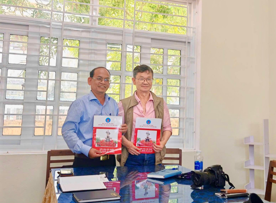 Hà Văn Cát, Chairman of the Gia Lai Provincial Red Cross Society (left), and Professor Michio Umegaki sign the cooperation agreement for phase 5 of the “Ước Mơ” classroom subproject. 1ky-ket-lop-hoc-uoc-mo-gd-5.jpg