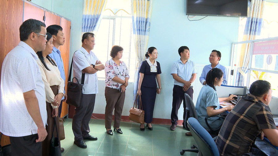 The survey delegation from the Provincial People’s Council’s Legal Affairs Committee conducts an on-site inspection at the Hra Commune Public Administrative Service Center. Photo: R'Piên doan-khao-sat-cua-ban-phap-che-hdnd-tinh-khao-sat-truc-tiep-tai-trung-tam-phuc-vu-hanh-chinh-cong-xa-hra-anh-rpien.jpg