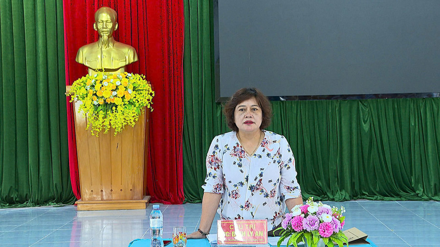 Đinh Ly An, Head of the Provincial People’s Council’s Legal Affairs Committee, delivers concluding remarks at the working session. Photo: R'Piên truong-ban-phap-che-hdnd-tinh-gia-lai-dinh-ly-an-phat-bieu-ket-luan-buoi-lam-viec-anh-rpien.jpg