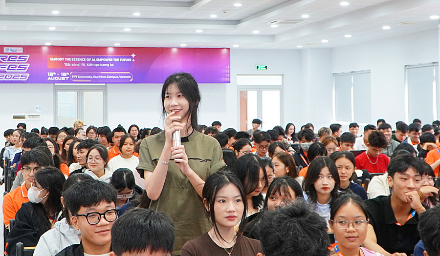 Students pose questions to the provincial Social Insurance speaker. Photo: Provided by Organizers 1dsc03208.jpg