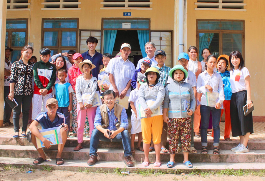 Professor Michio Umegaki (second from left, seated) with members of the “Ước Mơ” 2 class at Cát Thành Primary School. Photo: Nguyễn Muội 2lop-hoc-uoc-mo-gs-umegaki.jpg