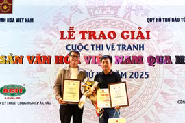 From left: Artists Nguyễn Viết Xuân and Đinh Việt Thanh at the award ceremony. Photo: Provided by the artists