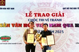From left: Artists Nguyễn Viết Xuân and Đinh Việt Thanh at the award ceremony. Photo: Provided by the artists