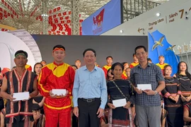 Gia Lai’s Chairman Pham Anh Tuan visits province’s exhibition booth in Ha Noi