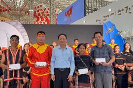 Gia Lai’s Chairman Pham Anh Tuan visits province’s exhibition booth in Ha Noi