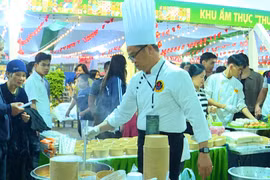 Chef Trần Bửu Thưởng, Head Chef at Muong Thanh Quy Nhon Hotel, prepares Quy Nhon fish cake noodle soup for guests. Photo: Phi Long