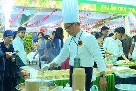 Chef Trần Bửu Thưởng, Head Chef at Muong Thanh Quy Nhon Hotel, prepares Quy Nhon fish cake noodle soup for guests. Photo: Phi Long