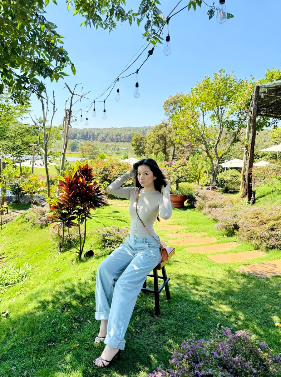 Standing at 1.63 meters, Hạ Anh is noted for her expressive eyes and youthful, feminine appeal. ha12jpg-1756210896865.jpg