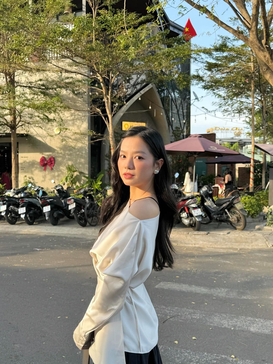 Off-screen, Hạ Anh favors a simple and elegant style, including off-shoulder tops, crop tops, shirts, and jeans. ha10jpg-1756210896740.jpg