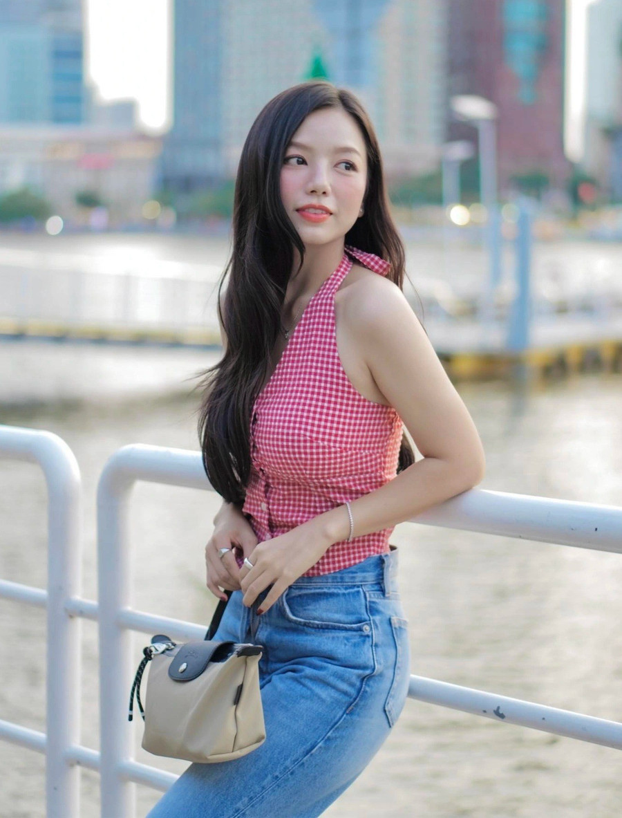 During travels, she shares photos in stylish swimwear, highlighting her slender figure and fair complexion. ha8-edited-1756211548414.jpg