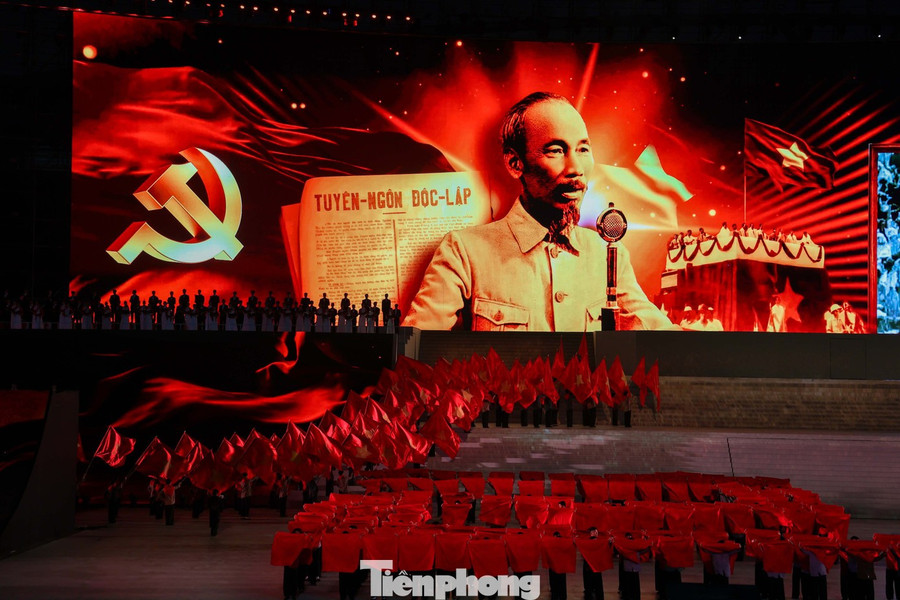The event was jointly hosted by the Hanoi Party Committee, the People's Council, the People's Committee, and the Vietnam Fatherland Front Committee of Hanoi, in collaboration with the Central Commission for Propaganda and Education, the Central Commission for Mass Mobilization, and Vietnam Television.