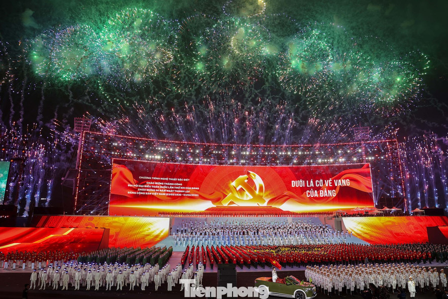 A special highlight of the program was a high-altitude fireworks display lasting about 15 minutes at the My Dinh area. Against a backdrop of stirring music, the capital’s sky lit up in vibrant colors, concluding the rehearsal with an emotional scene that radiated pride, faith, and the nation’s aspiration to rise under the Party’s glorious flag.