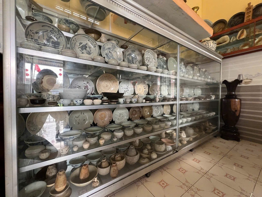 Ceramic artifacts such as bowls, plates, and dishes found by local fishermen. Photo: Nguyễn Ngọc Ceramic artifacts such as bowls, plates, and dishes found by local fishermen. Photo: Nguyễn Ngọc