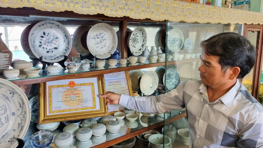 Artifacts displayed alongside seashells in a fisherman’s home in Châu Thuận Biển. Photo: Nguyễn Ngọc Artifacts displayed alongside seashells in a fisherman’s home in Châu Thuận Biển. Photo: Nguyễn Ngọc