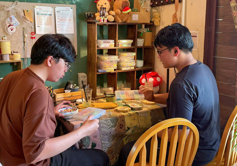 The handmade bracelet workshop offers various price options for customers. Photo: Minh Thư cham.jpg