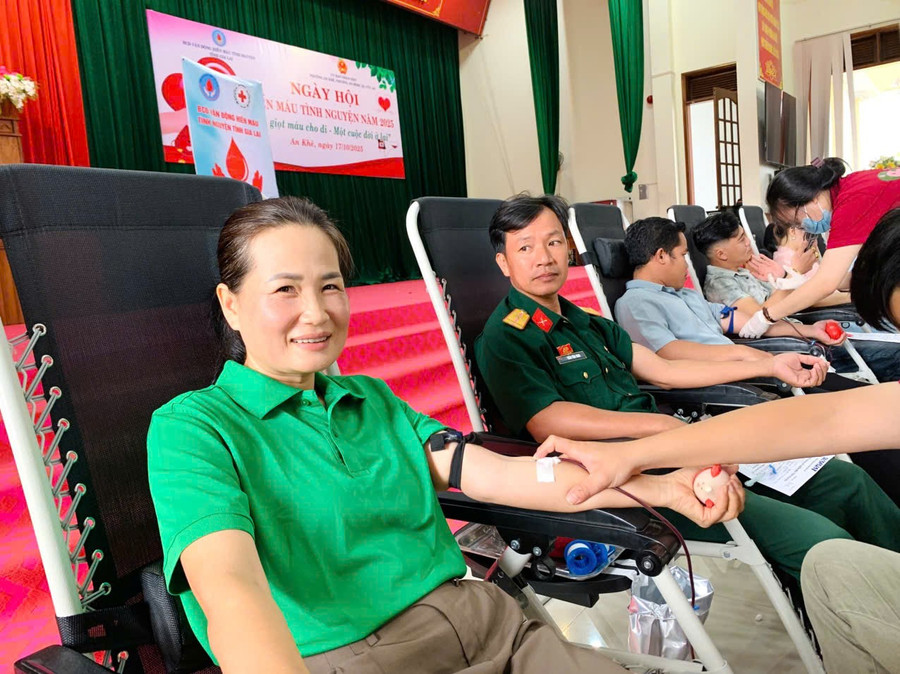 From 7 a.m., many residents gathered at the 23-3 Hall (An Khê ward) to voluntarily donate blood. Photo: Lạc Hà hien-mau.jpg