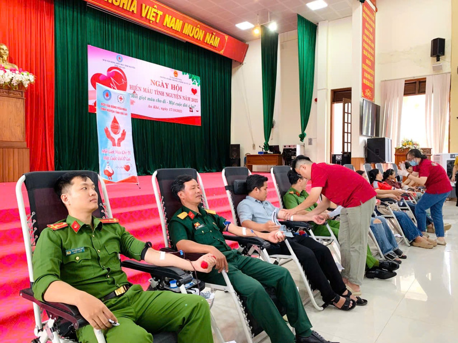 The 2025 Voluntary Blood Donation Day attracted nearly 200 officials, workers, and residents from An Khê and An Bình wards, as well as Cửu An commune, who registered to donate blood. Photo: Lạc Hà hien-mau-an-khe.jpg
