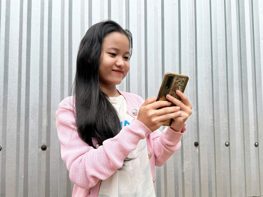 Rcom H’Nguyệt, a student at Lý Thường Kiệt High School (AyunPa Ward), prioritizes using e-books. Photo: Lạc Hà nguyet.jpg