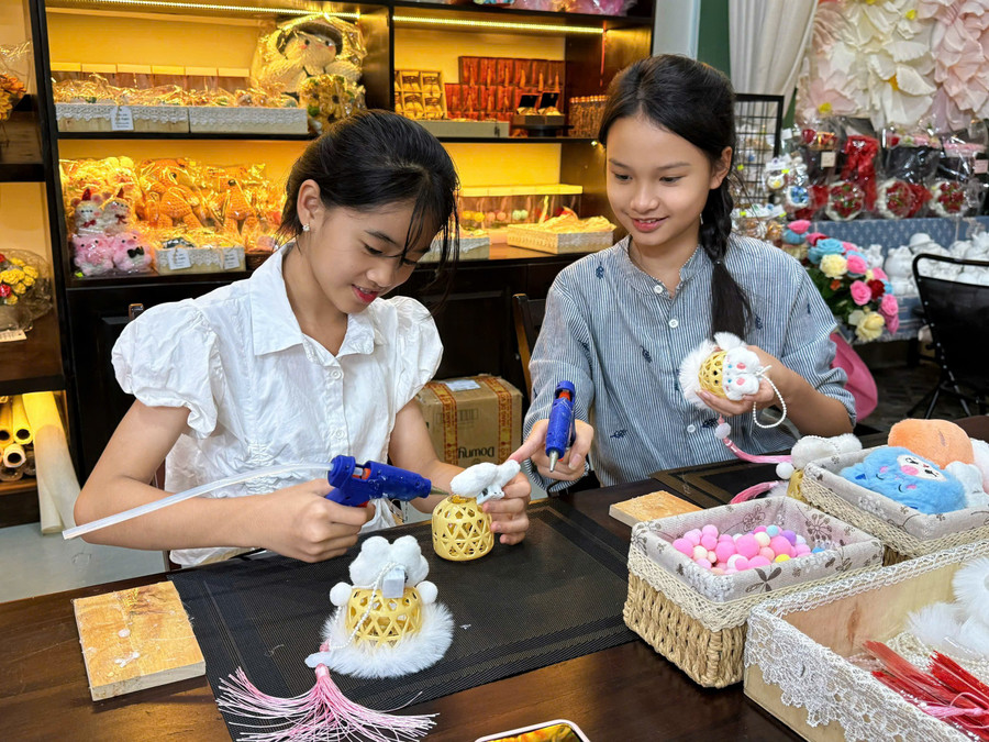 Craft activities not only help children better understand the meaning of the Mid-Autumn Festival but also provide opportunities for interaction and connection. Photo: Minh Thư hai-chi-em.jpg