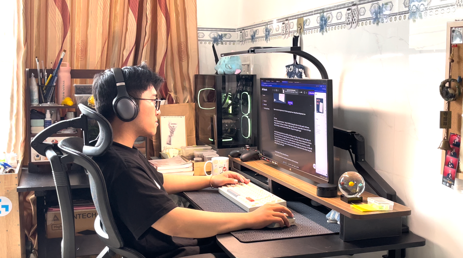 For nearly four years, Phan Gia Khanh (fourth-year architecture student, Ho Chi Minh City University of Technology and Education) has listened to hundreds of audiobooks across various genres. Photo: Minh Thư khanh.png