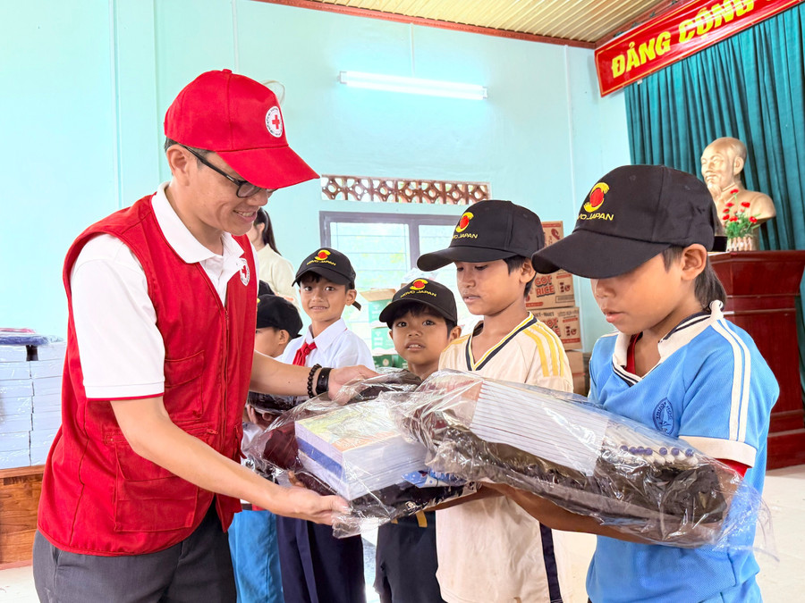 Mr. Nguyễn Chí Cẩn, Vice Chairman of the Gia Lai Provincial Red Cross Society, presents gifts to disadvantaged students in Lơ Pang commune. Photo: Lạc Hà ncc.jpg