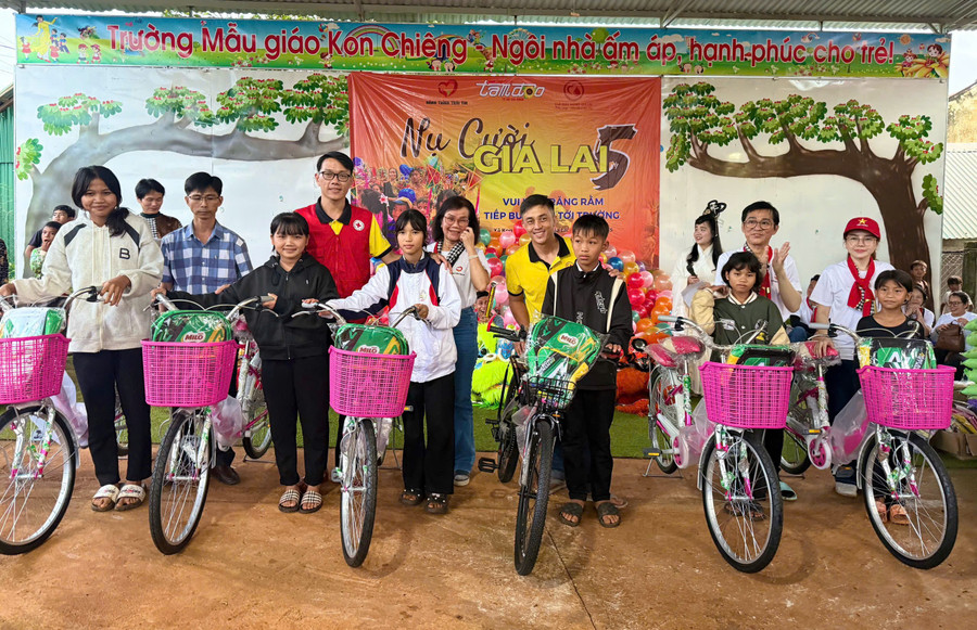 Organizers present six bicycles to students in difficult circumstances. Photo: Lạc Hà kon-chineeg.jpg