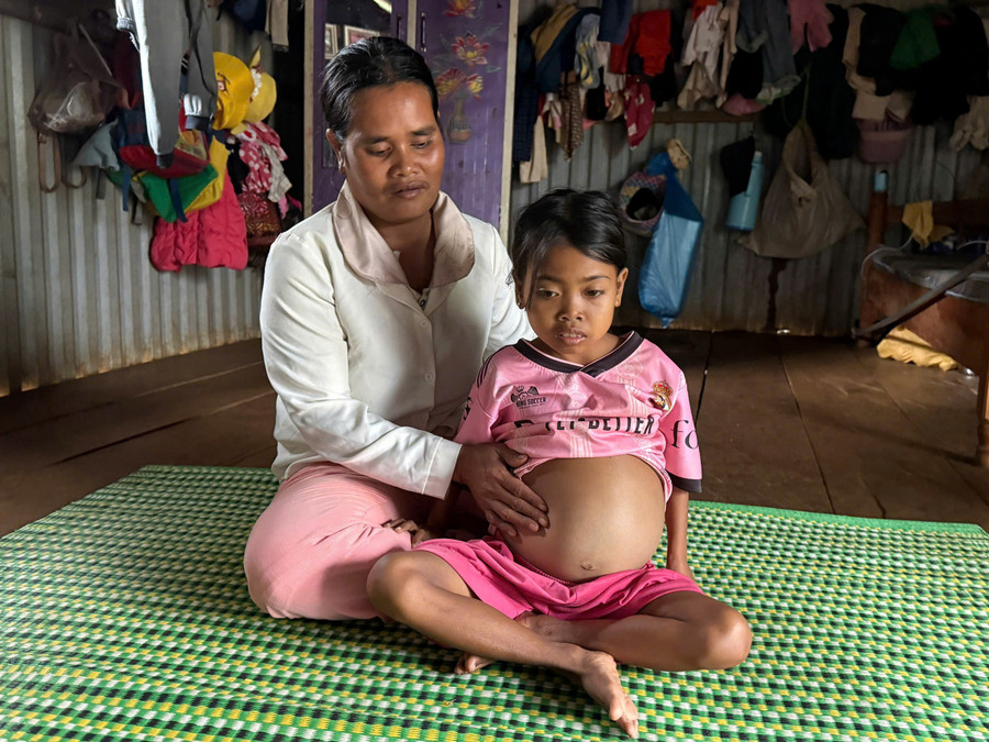 Since her son’s condition worsened, Ms. Đông had to quit her job to stay home and care for Đánh and take him to school. Photo: Chu Hằng me-em-danh.jpg