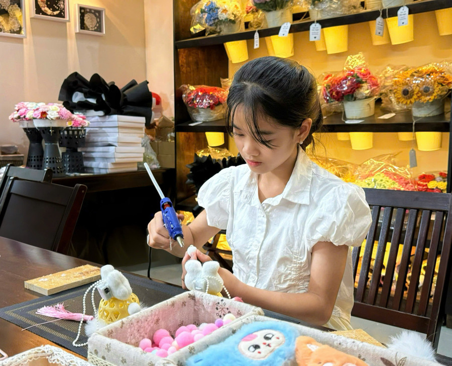 Bùi Nguyễn Thảo Vy (12 years old, student at Nguyễn Du Secondary School, Diên Hồng Ward) enjoys making Mid-Autumn lanterns. Photo: Minh Thư thao-vy.jpg