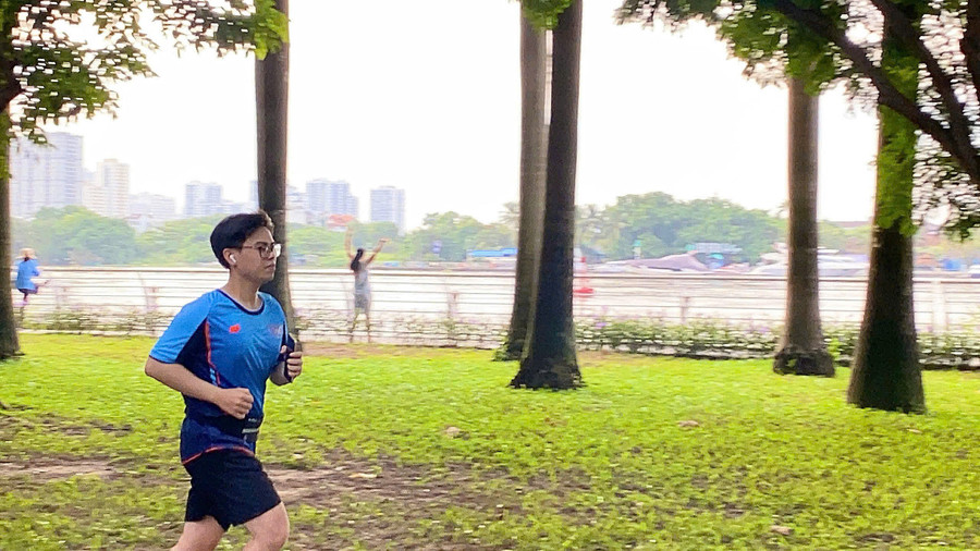 Nguyễn Thế Viễn (25, Pleiku Ward) listens to audiobooks while exercising. Photo: Lạc Hà vien.jpg