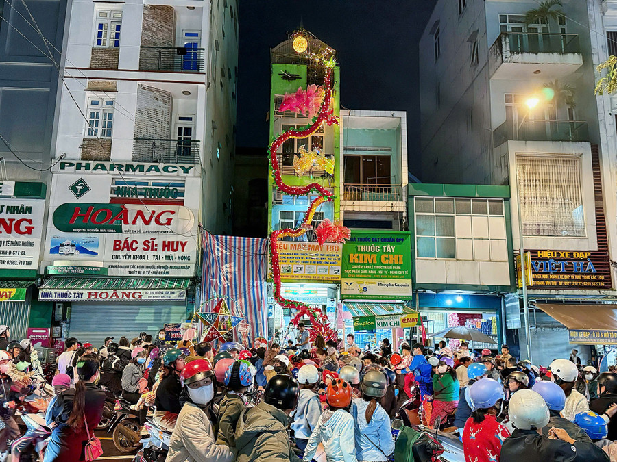 The 32-meter-long dragon lantern was handcrafted. Photo: Minh Thu rong-32-met.jpg