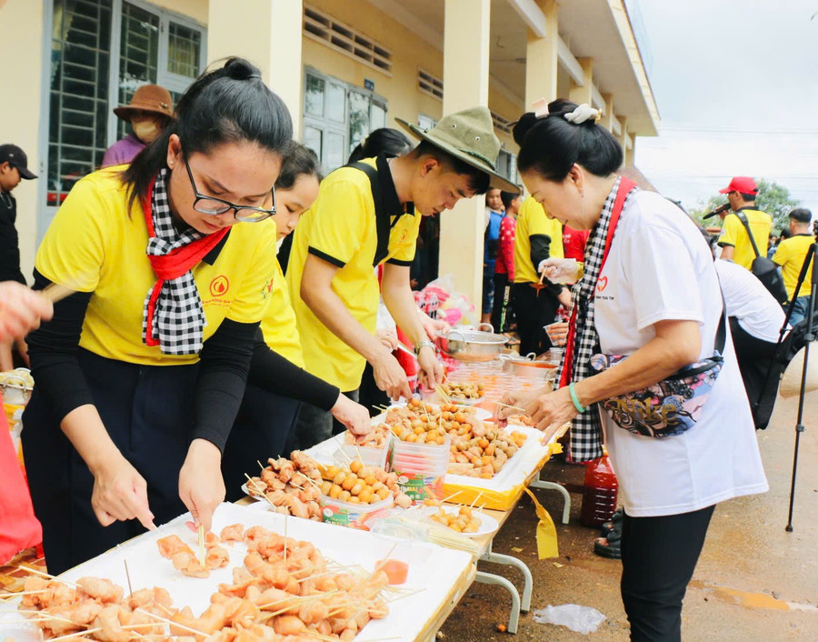 Delicious dishes prepared for the children of Kon Chiêng commune. Photo: Lạc Hà qua.jpg
