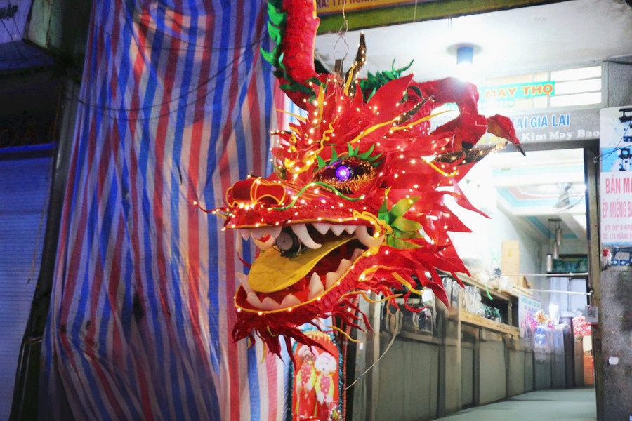 The dragon-shaped lantern was handcrafted. Photo: Minh Thu long-den.jpg