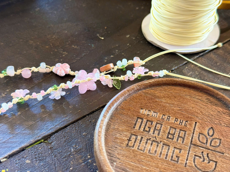 Customers spend 15-30 minutes to complete a handmade bracelet. Photo: Minh Thư tay.jpg