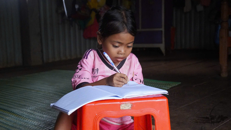 Despite his serious illness, Đánh remains diligent in his studies. Photo: Lạc Hà em-danh2.jpg