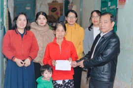 Secretary of the Party Committee of Dien Hong Ward visits households facing especially difficult circumstances