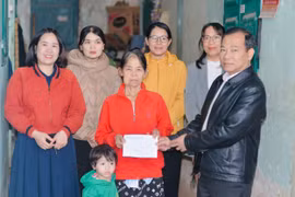 Secretary of the Party Committee of Dien Hong Ward visits households facing especially difficult circumstances