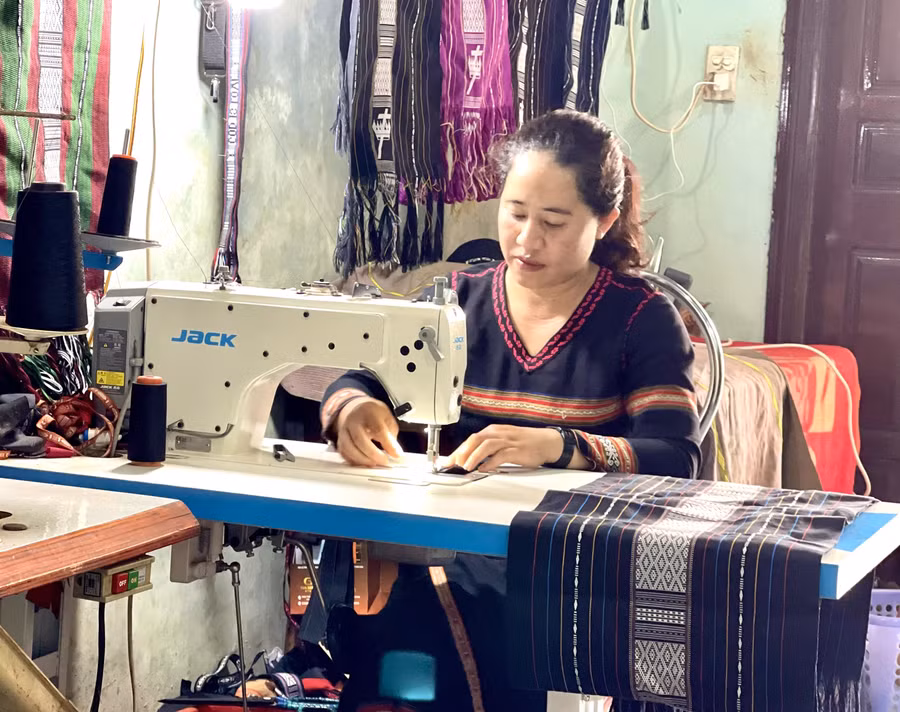 Nghệ nhân M’lơnh (làng Dôr 2, xã Đak Đoa) vẫn miệt mài hằng ngày bên khung dệt. Ảnh: Vũ Thảo