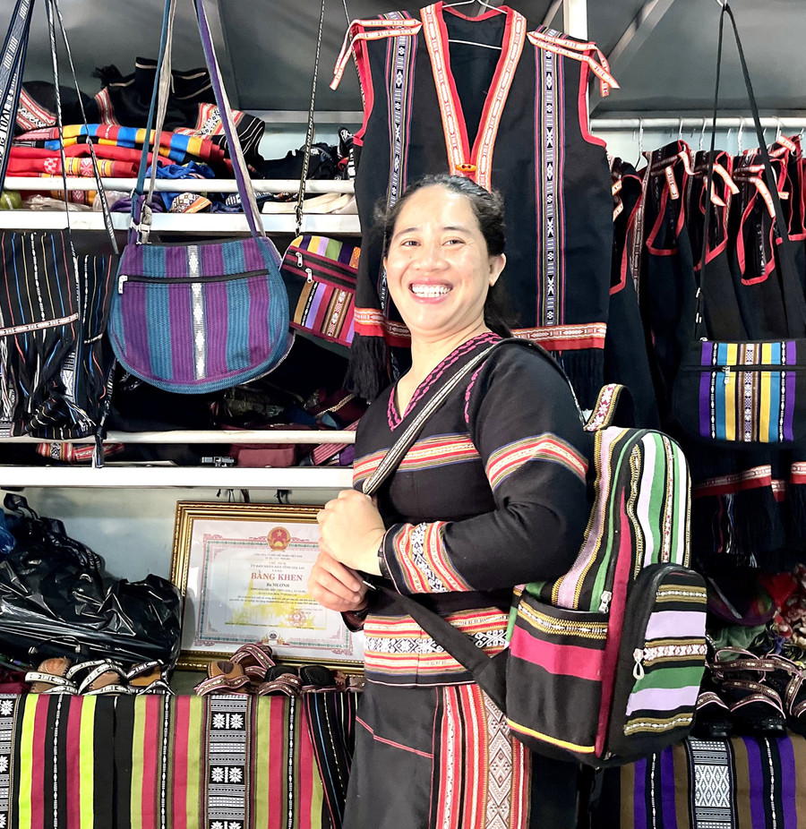 Hợp tác xã Nông nghiệp và Dệt thổ cẩm Glar (xã Đak Đoa) có nhiều sản phẩm dệt thổ cẩm đặc sắc, được khách hàng rất ưa chuộng. Ảnh: Vũ Thảo