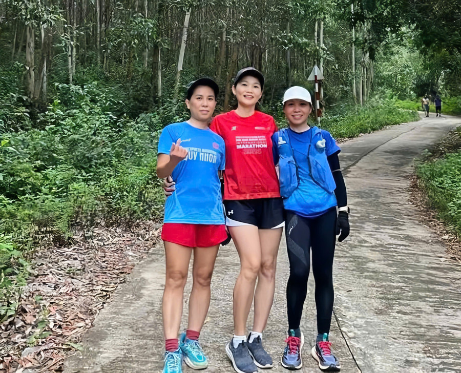 Từ việc việc bắt đầu trải nghiệm ở cung đường núi Vũng Chua, chị Phương Anh (bên phải) đã chinh phục những cung đường chạy địa hình khắc nghiệt trong 2 năm qua. Ảnh: NVCC