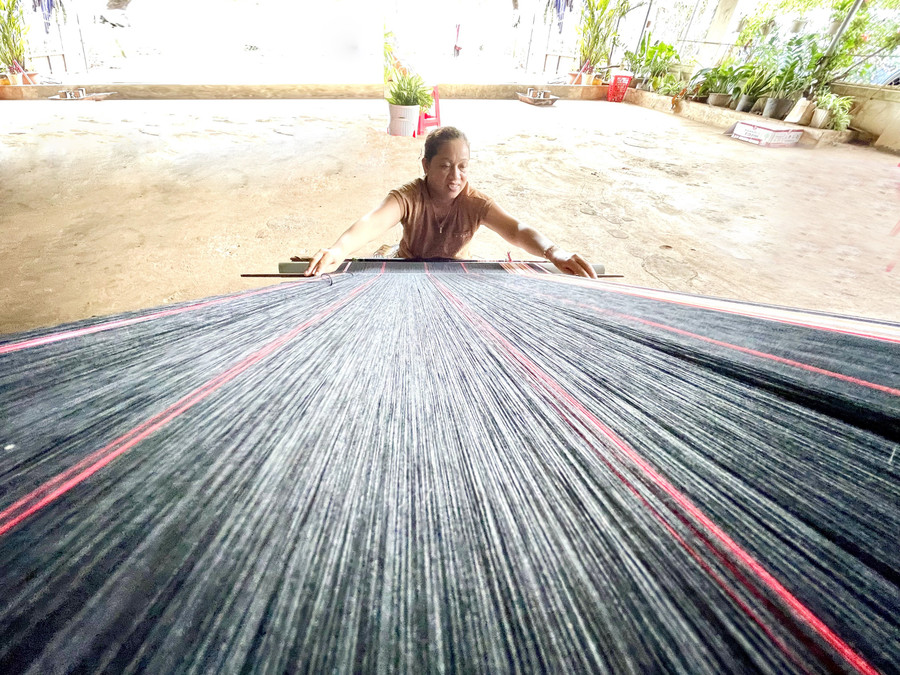 Nghệ nhân Pel, Chủ nhiệm Câu lạc bộ Dệt làng Phung (xã Biển Hồ) đã gắn bó với nghề dệt 40 năm qua. Ảnh: Vũ Thảo