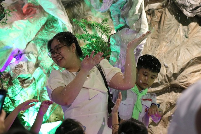 Many people enjoy taking photos with 'snow' at the parish.