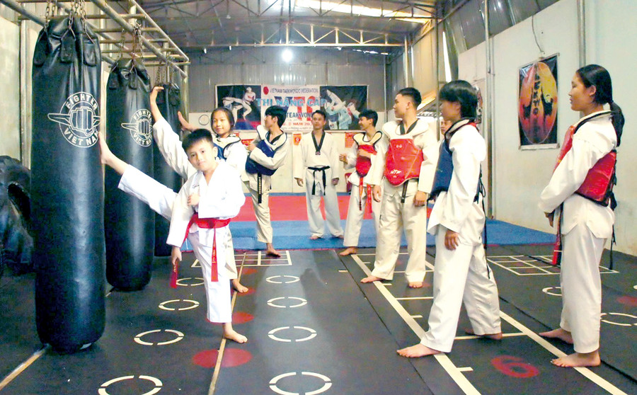 Students of Cao Võ Đường Taekwondo Club train enthusiastically. Photo: R’Ô HOK