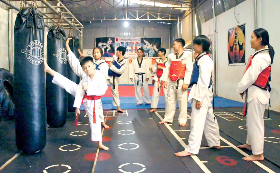 Students of Cao Võ Đường Taekwondo Club train enthusiastically. Photo: R’Ô HOK