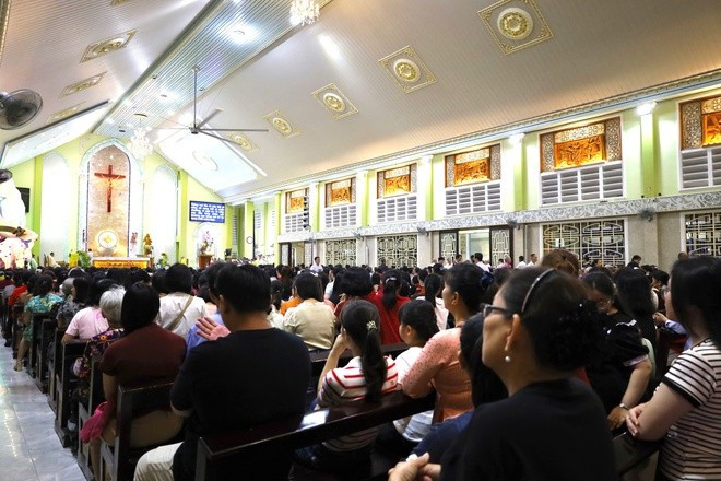At Binh Thai Church (Binh Dong Ward), a solemn atmosphere enveloped the sanctuary on Christmas night as hymns resounded and silent prayers were offered.