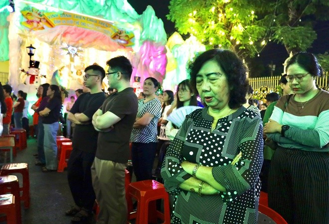 Parishioners offer prayers to God on Christmas night.