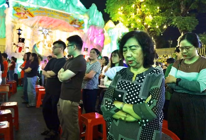 Parishioners offer prayers to God on Christmas night.