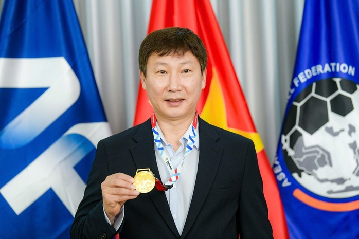 Coach Kim Sang-sik expresses his gratitude and affirms his commitment to continue striving with his players toward new goals for Vietnamese football.