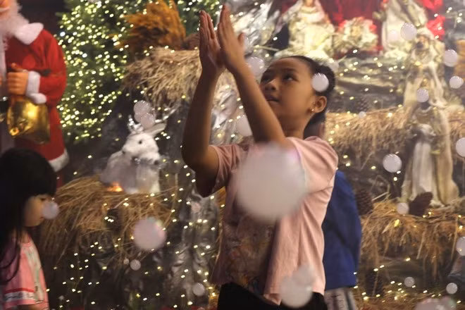 In addition to 'artificial snow', a shop on Do Xuan Hop Street (Phuoc Long Ward, Ho Chi Minh City) also sprayed smoke bubbles, attracting many children to play.