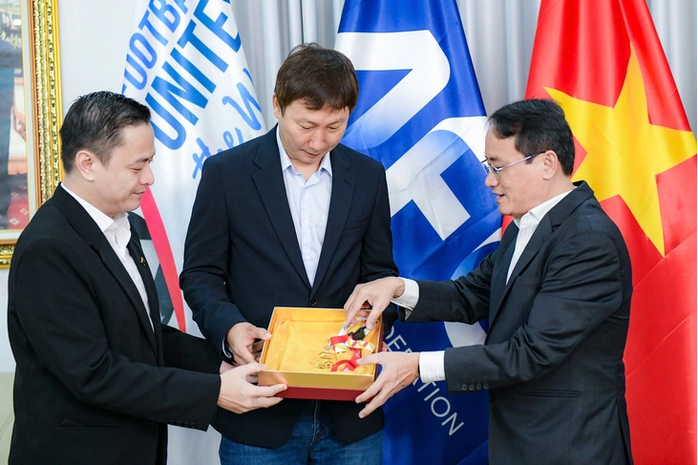 Coach Kim Sang-sik receives a 33-tael 24K gold medal